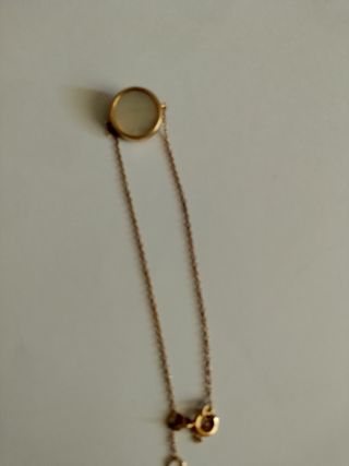 Collar y pulsera dorados con colgante