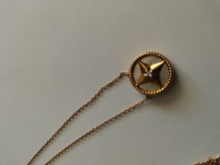 Collar y pulsera dorados con colgante