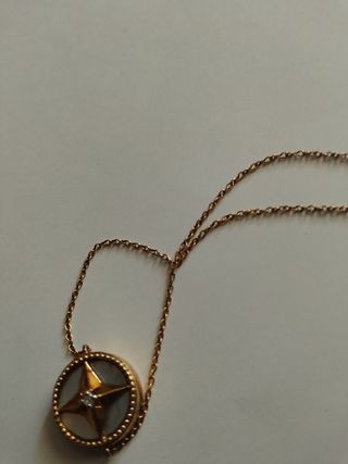 Collar y pulsera dorados con colgante