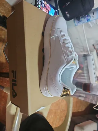 Zapatillas Fila Blancas y Doradas
