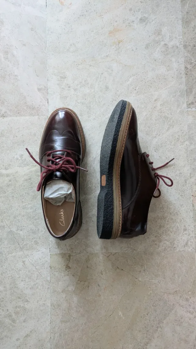 Zapatos Clarks burdeos con plataforma 