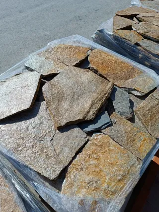 piedra natural marrón rústica