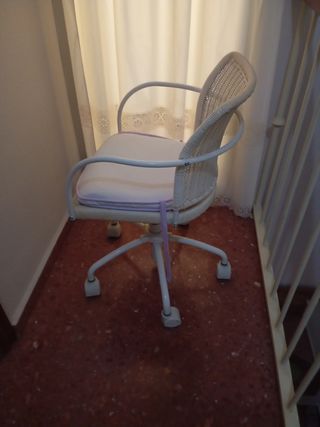 Silla de escritorio blanca con ruedas