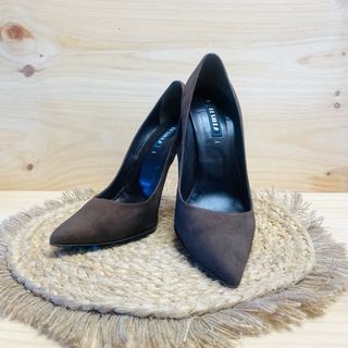 Zapatos de tacón aguja marrones