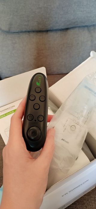 Occhiali per realtà virtuale VR con cuffie e telecomando