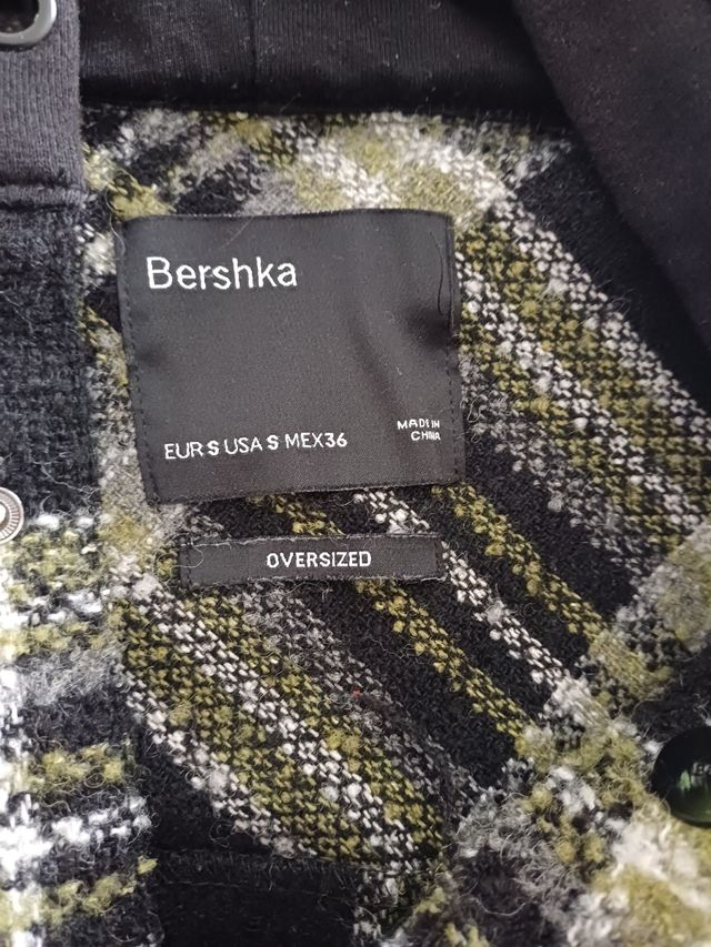 Chaqueta BERSHKA con capucha unisex oversized