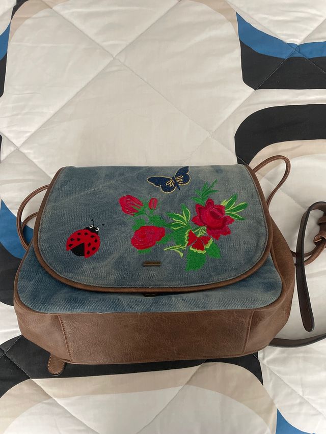 Bolso vaquero con bordado de flores y mariquita