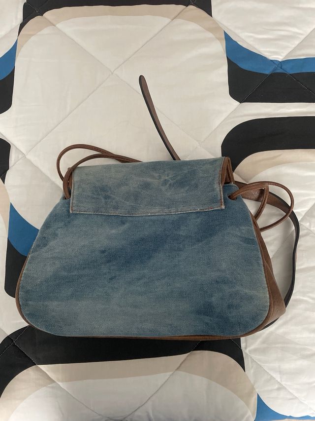 Bolso vaquero con bordado de flores y mariquita