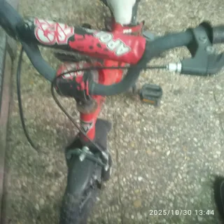 Bicicleta roja infantil