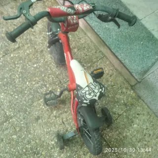 Bicicleta roja infantil