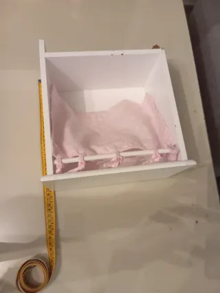 Armario para muñecas de madera y tela