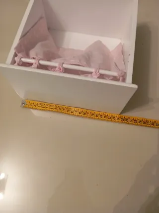 Armario para muñecas de madera y tela