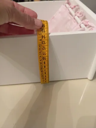 Armario para muñecas de madera y tela