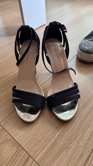 Sandalias Paco Mena negras y doradas