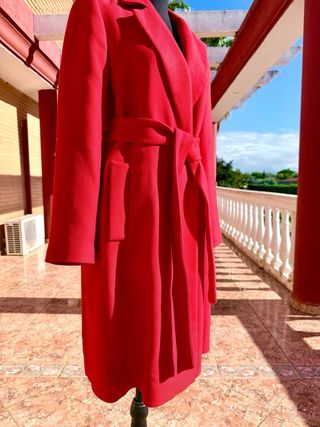 Abrigo rojo con cinturón