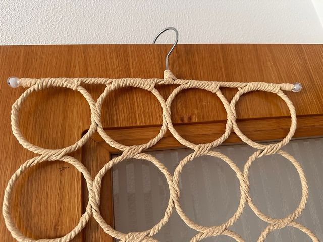 Colgador de pañuelos Ikea
no incluye accesorios