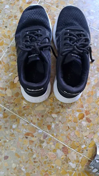 Zapatillas Adidas Negras y Blancas