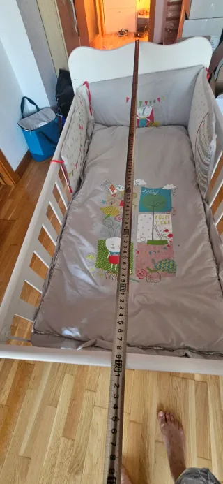 Cuna de madera blanca