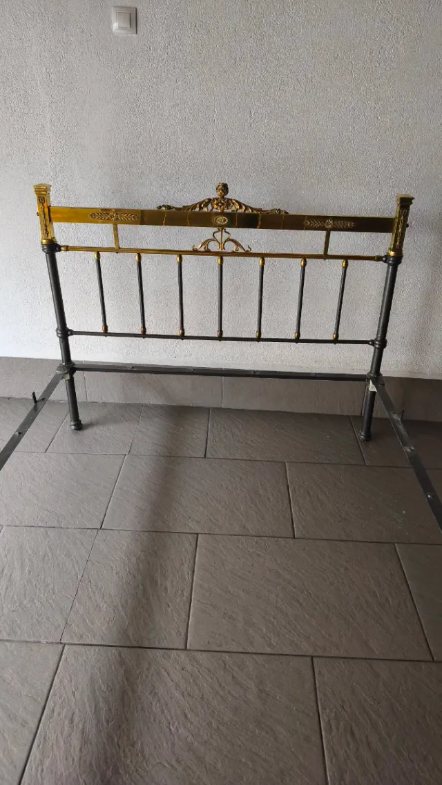 Cama antigua hierro y dorados