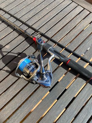 Caña de pescar con carrete