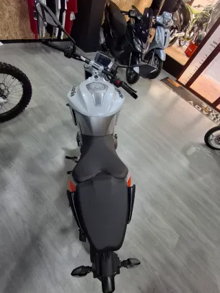 Aprilia Tuono 457 2025 se incluye matriculación 