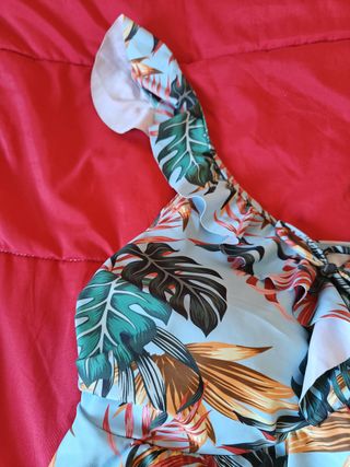 Parte de cima de tankini com estampa tropical