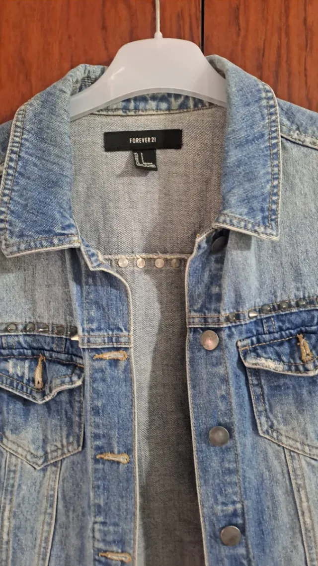 Chaqueta vaquera Forever 21 con tachuelas