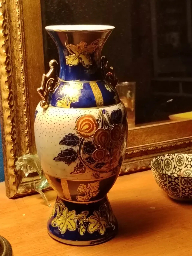 Jarrón de cerámica azul y dorado