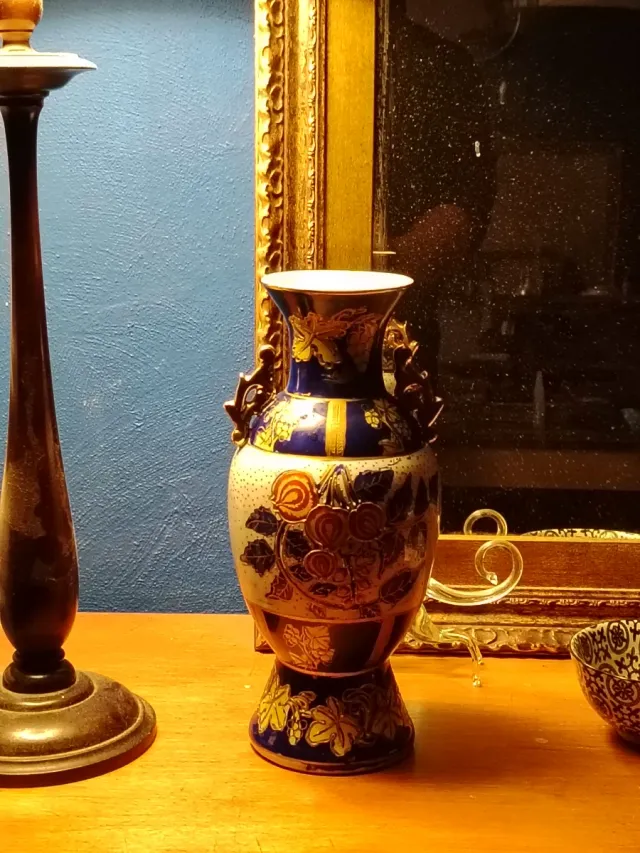 Jarrón de cerámica azul y dorado