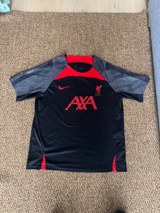 Camiseta Pre Match Liverpool Negra y Roja