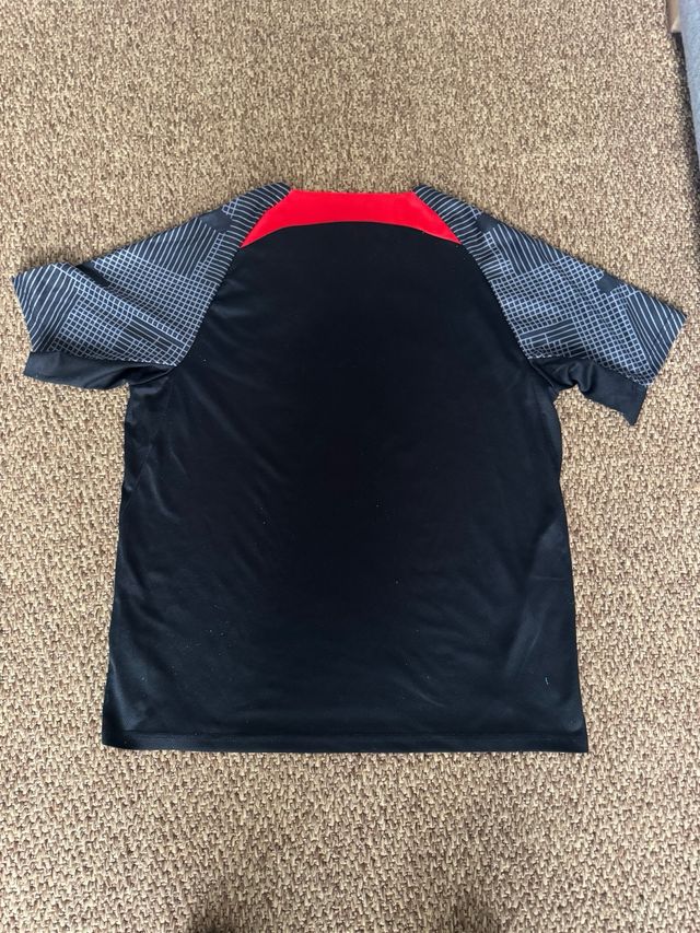 Camiseta Pre Match Liverpool Negra y Roja