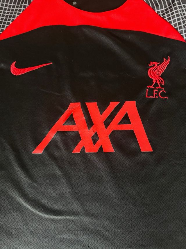 Camiseta Pre Match Liverpool Negra y Roja