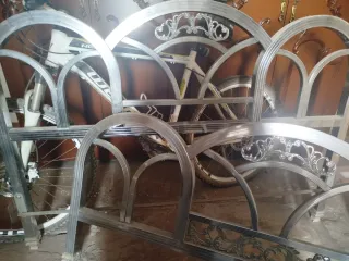 Cama antigua de metal con bonitos detalles