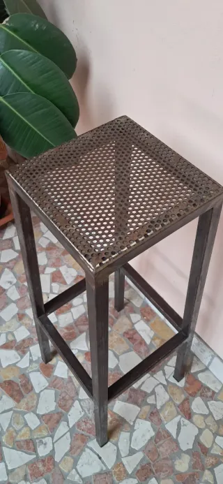 Sgabello bar industriale su misura 