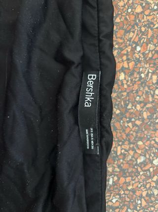 Camiseta negra palabra de honor ajustada