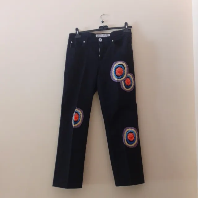 Pantaloni neri con applicazioni