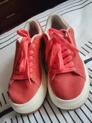 Deportivas Puma rojas y blancas.