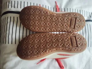 Deportivas Puma rojas y blancas.