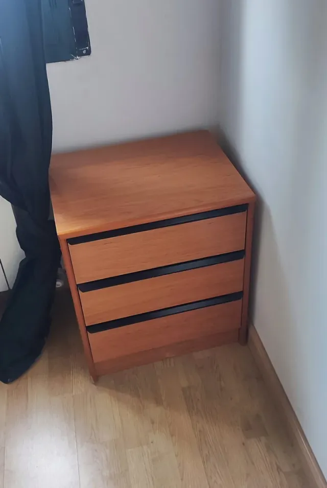 Mesita de noche de madera con cajones