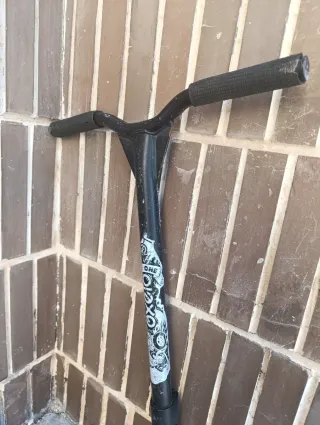 Patinete rojo y negro