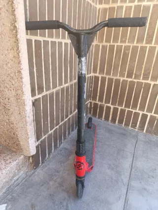 Patinete rojo y negro