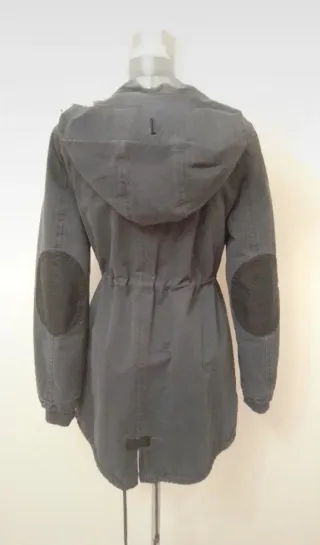 Abrigo azul marino con capucha y pelo