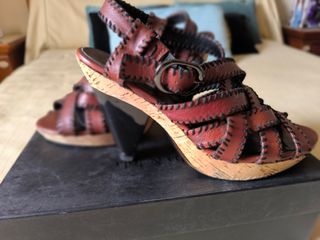 Zapatos Bimba y Lola Tacón Cuña Marrón Negro