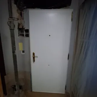 Puerta de seguridad blanca