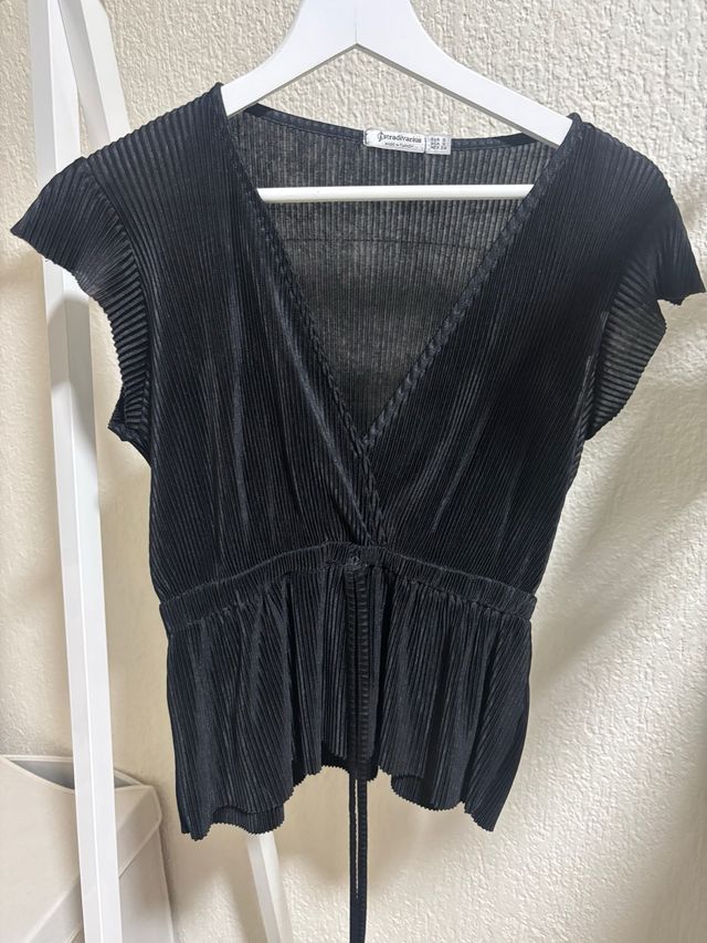Blusa plisada negra de Stradivarius