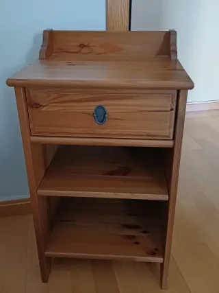 2 ud.  Mesita de noche, cada una 35 €