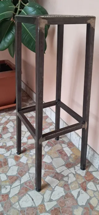 Sgabello bar industriale su misura