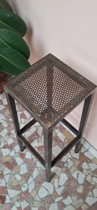 Sgabello bar industriale su misura