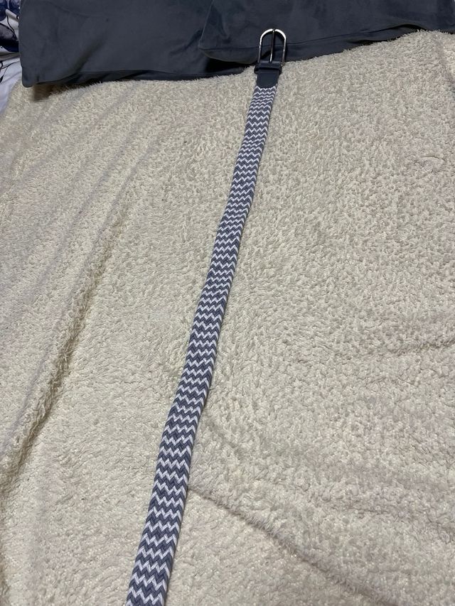 Cinturón trenzado gris y blanco