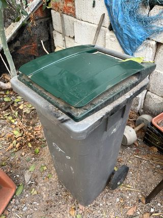 Cubo de basura gris de plástico